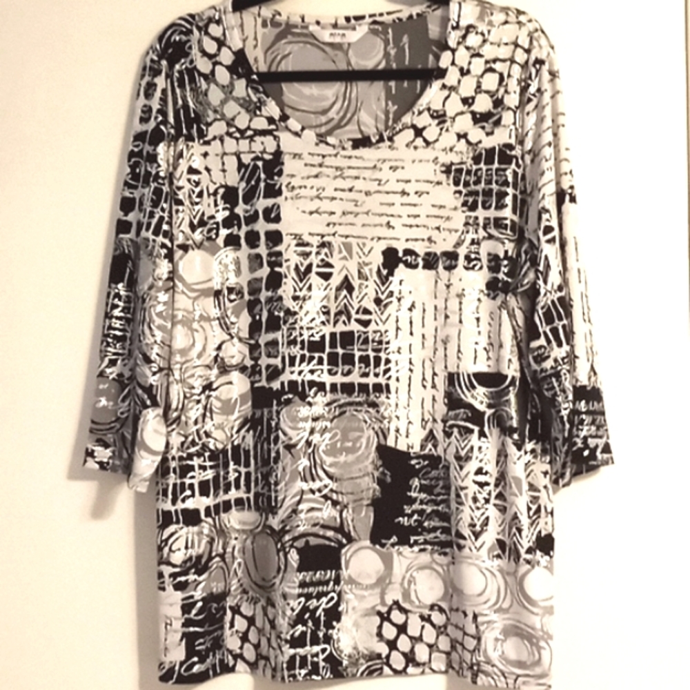 Alia Women Tunic Top in Black/Gray/White with Silver in Script Design in Size 1X